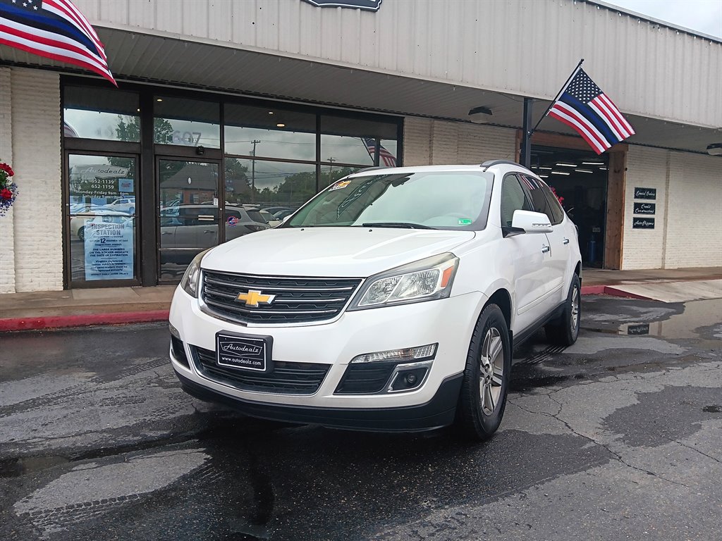 The 2016 Chevrolet Traverse LT photos